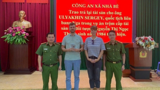 Du khách người Nga vui mừng nhận lại tài sản bị lấy trộm