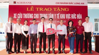 Agribank Chi nhánh Bắc Long An trao tặng xe cứu thương
