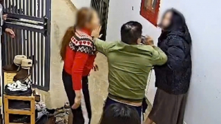 Tạm giữ hình sự người phụ nữ hành hung hàng xóm ở khu Mỹ Đình 2