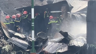 Dập tắt vụ cháy dãy nhà dân cạnh chợ Bình Trưng