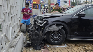 Đạp nhầm chân ga, ô tô hất văng 5 xe máy, nhiều người bị thương