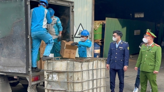 Tiêu hủy hơn 2.200 chai rượu nhập lậu tại Hưng Yên