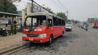 Xe đưa rước công nhân bất ngờ bị cháy