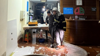 Cảnh sát cứu 7 người thoát khỏi đám cháy tại nhà nghỉ An Phú