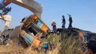 Cần cẩu xây dựng rơi trúng tàu hoả Thái Lan, hơn 50 người thương vong