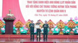 Trao danh hiệu Anh hùng LLVTND tặng Trung tướng Huỳnh Tiền Phong