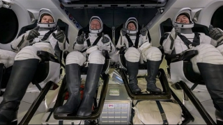 Tàu SpaceX hạ cánh xuống Thái Bình Dương, đưa bốn phi hành gia trở về Trái Đất