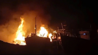 4 tàu cá bốc cháy ngùn ngụt khi đang neo đậu trên sông Trà Bồng