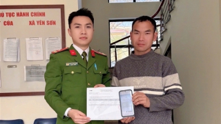 Nhận gần 500 triệu đồng chuyển nhầm, người đàn ông nhờ Công an trả lại chủ tài khoản