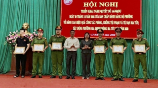 Nghi hộp hàng chứa ma túy, nam nhân viên giao hàng đến trụ sở Công an trình báo