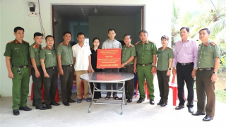 Công an TP Cần thơ chung tay giúp đỡ CBCS hoàn cảnh khó khăn
