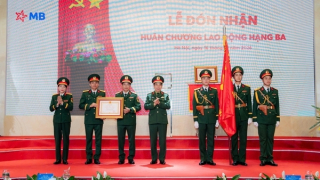 MB đón nhận Huân chương Lao động Hạng Ba