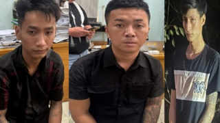 Hai cô gái đi trên đường bị 3 đối tượng chặn cướp xe máy