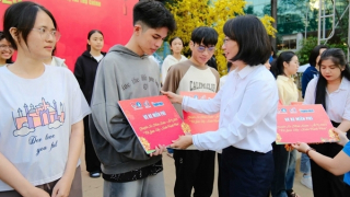 Tặng 1.500 vé xe và quà cho sinh viên, người lao động về quê đón Tết