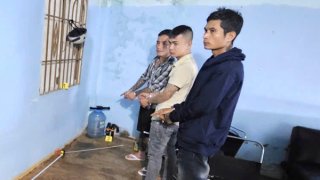 Truy tố nhóm đối tượng bắt nữ nhân viên quán karaoke xích chân lên cửa sổ