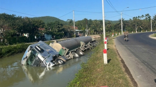 Xe bồn chở dầu lao xuống kênh do tài xế… ngủ gật