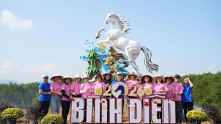 Linh vật Xuân Bính Ngọ 2026 xuất hiện trên đồi Chuông Gió ở Cố đô Huế