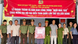 Công an tỉnh An Giang bàn giao “Ngôi nhà 19/8” tặng 2 hộ dân