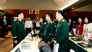 Đại tướng Nguyễn Trọng Nghĩa thăm và động viên phóng viên tác nghiệp tại Đại hội Đảng