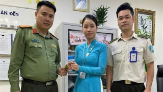 Du khách cảm ơn Công an cửa khẩu sân bay Đà Nẵng tìm lại nhẫn kim cương bị thất lạc