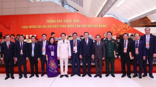 Chủ tịch Quốc hội tham quan không gian trưng bày sách, báo chào mừng Đại hội XIV