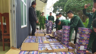 Vận chuyển hơn 1 tấn pháo lậu từ Lào về Việt Nam