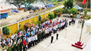 Cán bộ Agribank đồng hành cùng phóng viên lan tỏa mùa xuân từ đảo xa về đất liền