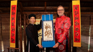 Đại sứ Pháp mặc áo dài, trải nghiệm văn hóa Việt tại Văn Miếu