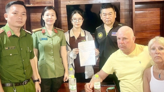 Công an đặc khu Phú Quốc hỗ trợ 2 du khách Anh nhận lại số tiền gần 300 triệu đồng