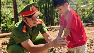 Những người lính bám cùng bản làng