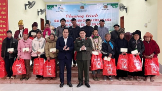 Trao tặng 200 phần quà Tết cho người dân có hoàn cảnh khó khăn tại Sơn La