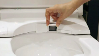 Khám sức khỏe bằng... bồn cầu