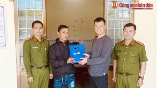 Công an xã ở Cần Thơ giúp 2 người dân nhận lại trên 5 tỷ đồng do chuyển nhầm