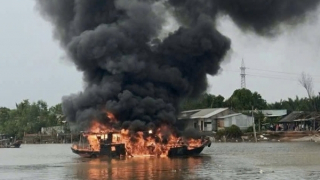 Cháy nổ bình gas trên ghe đang lưu thông, 3 người bị thương