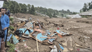Lở đất kéo theo lũ quét tại Indonesia khiến hàng chục người mất tích