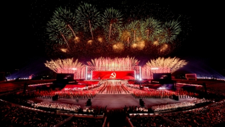Mãn nhãn màn pháo hoa rực rỡ mừng thành công Đại hội XIV của Đảng