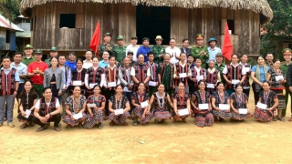 Đóng điện mặt trời phục vụ người dân Cơ Tu sống biệt lập trong rừng