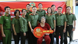 Công an tỉnh An Giang bàn giao “Ngôi nhà 19/8”