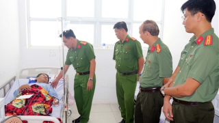 Thăm hỏi, động viên CBCS bị thương trong lúc làm nhiệm vụ