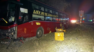 Xe khách va chạm xe máy rồi lao vào lề, 1 người tử vong