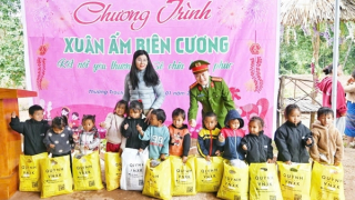Viện Khoa học hình sự hoạt động “Xuân tình nguyện” trao quà cho các gia đình hoàn cảnh khó khăn