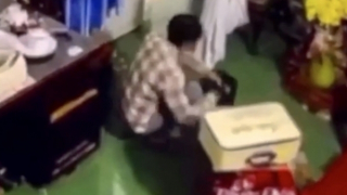 Cuỗm cả trăm triệu tiền mừng cưới, đi mua vàng tặng bạn gái