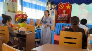 Phụ huynh bức xúc khi phát hiện thịt heo chuyển màu xanh đưa vào trường học