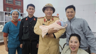 CSGT đưa sản phụ chuyển dạ trên cao tốc đi cấp cứu