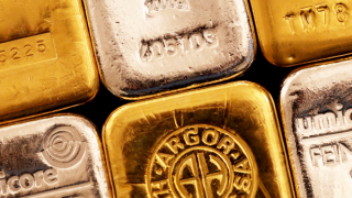 Giá vàng thế giới vượt xa mốc 5.000 USD, SJC leo lên đỉnh mới