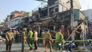 Cháy quanh chợ Nhị Thiên Đường, Cảnh sát điều 10 xe hoả tốc trong đêm