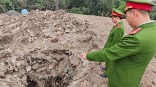 Khởi tố 4 đối tượng đổ trộm hàng nghìn tấn chất thải