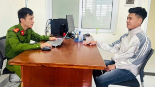 Công an xã Bình Sơn phối hợp trao trả hơn 419 triệu đồng do chuyển khoản nhầm