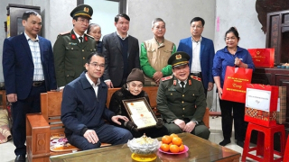 Công an tỉnh Thái Nguyên thăm, tặng quà gia đình chính sách, người cao tuổi xã Thanh Mai