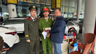 Đồn Công an sân bay quốc tế Nội Bài bàn giao 200 triệu đồng cho người bị thất lạc